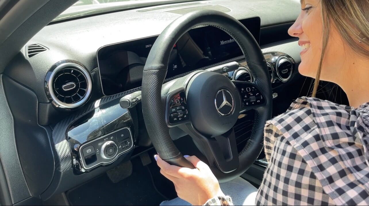 Cliente satisfecha con funda de volante personalizada, instalación sin quitar el volante.