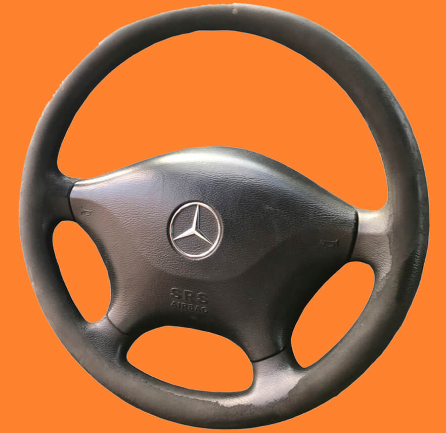 Volante Mercedes antes de ser tapizado, con signos de desgaste.